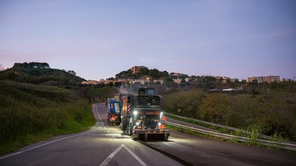 The W 210 XF working in the twilight, LED floodlights provide sufficient light on and around the machine.