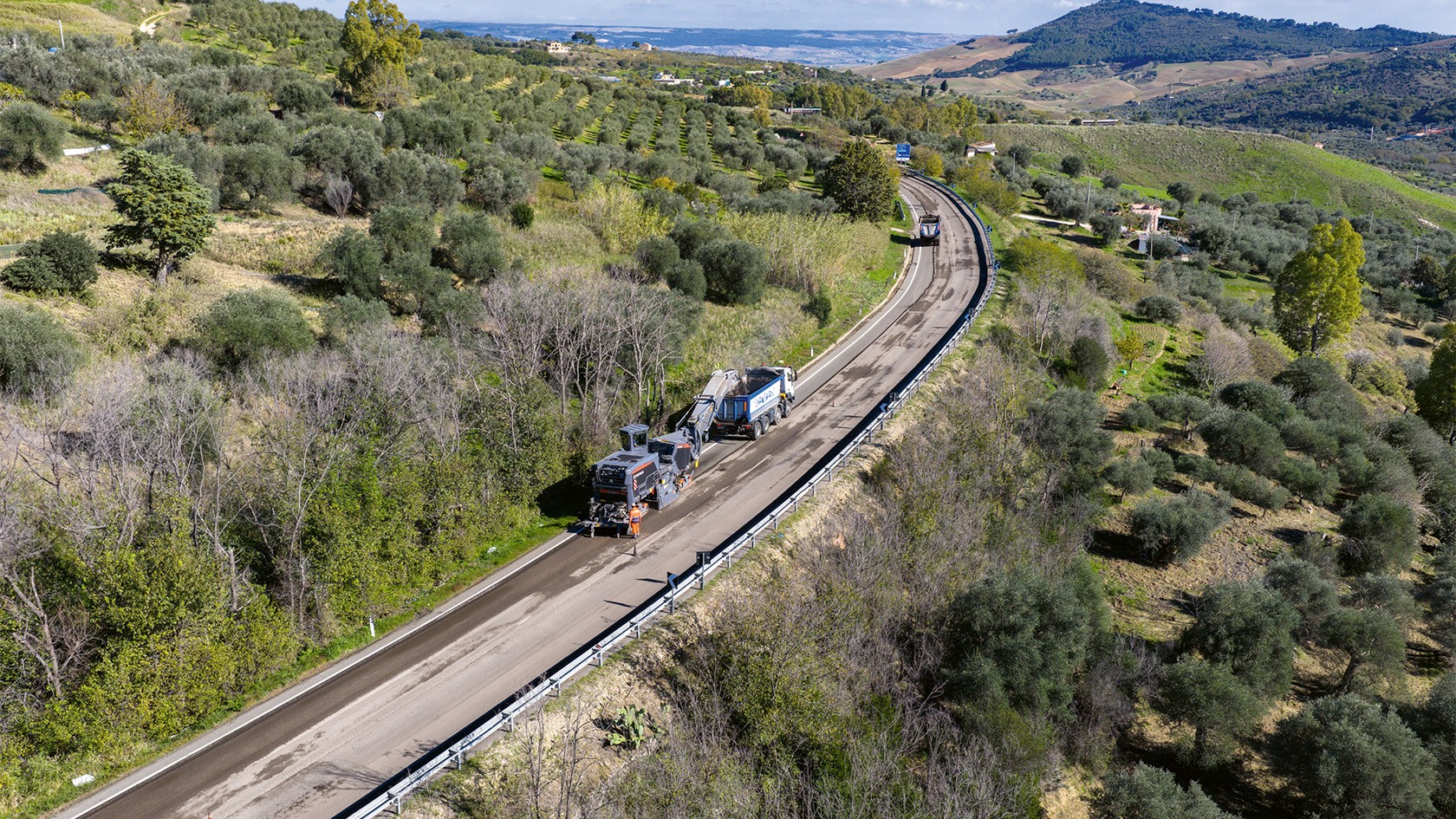 Surface layer removal on the Via Appia in southern Italy, hilly countryside, the W 210 XF at work in the foreground.