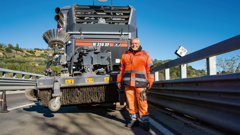 Gerardo Grippa, Site Manager at Impresa Turlione, standing in the sunshine in front of the W 210 XF.