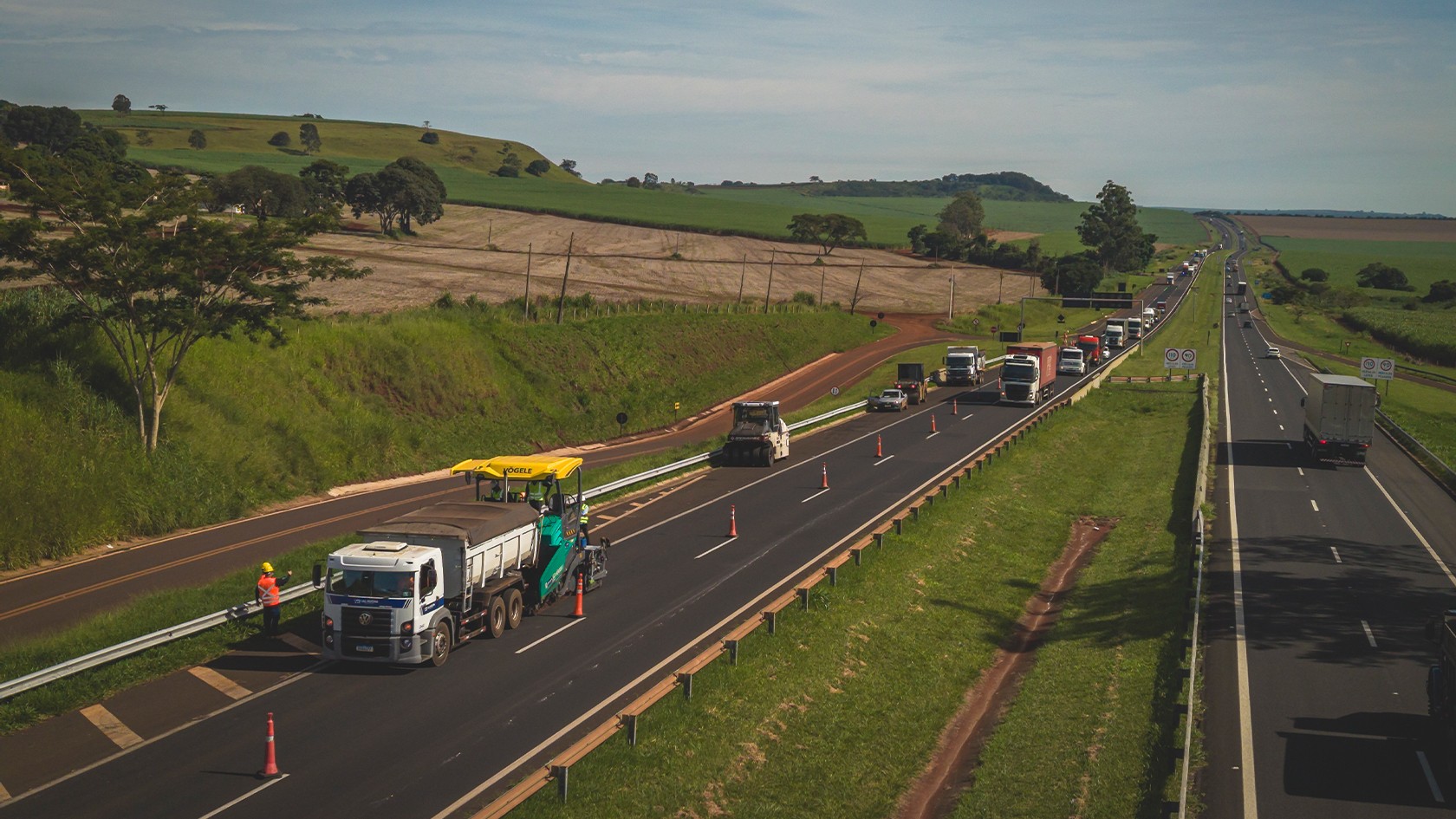 Motorway with traffic, SUPER 2100-5 X working in the foreground.