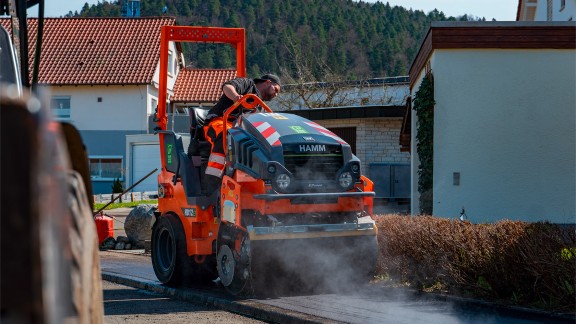 Operator on the HD 12e VT roller 
