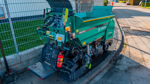 The MINI 502e paving the footpath in a tight curve.
