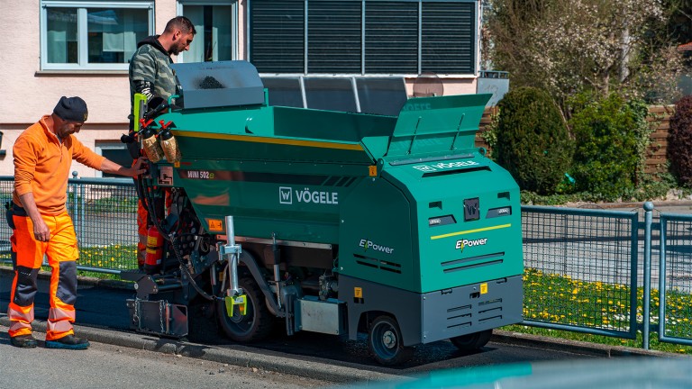 Wheeled paver MINI 502e laying down an asphalt layer on a footpath in Rangendingen.