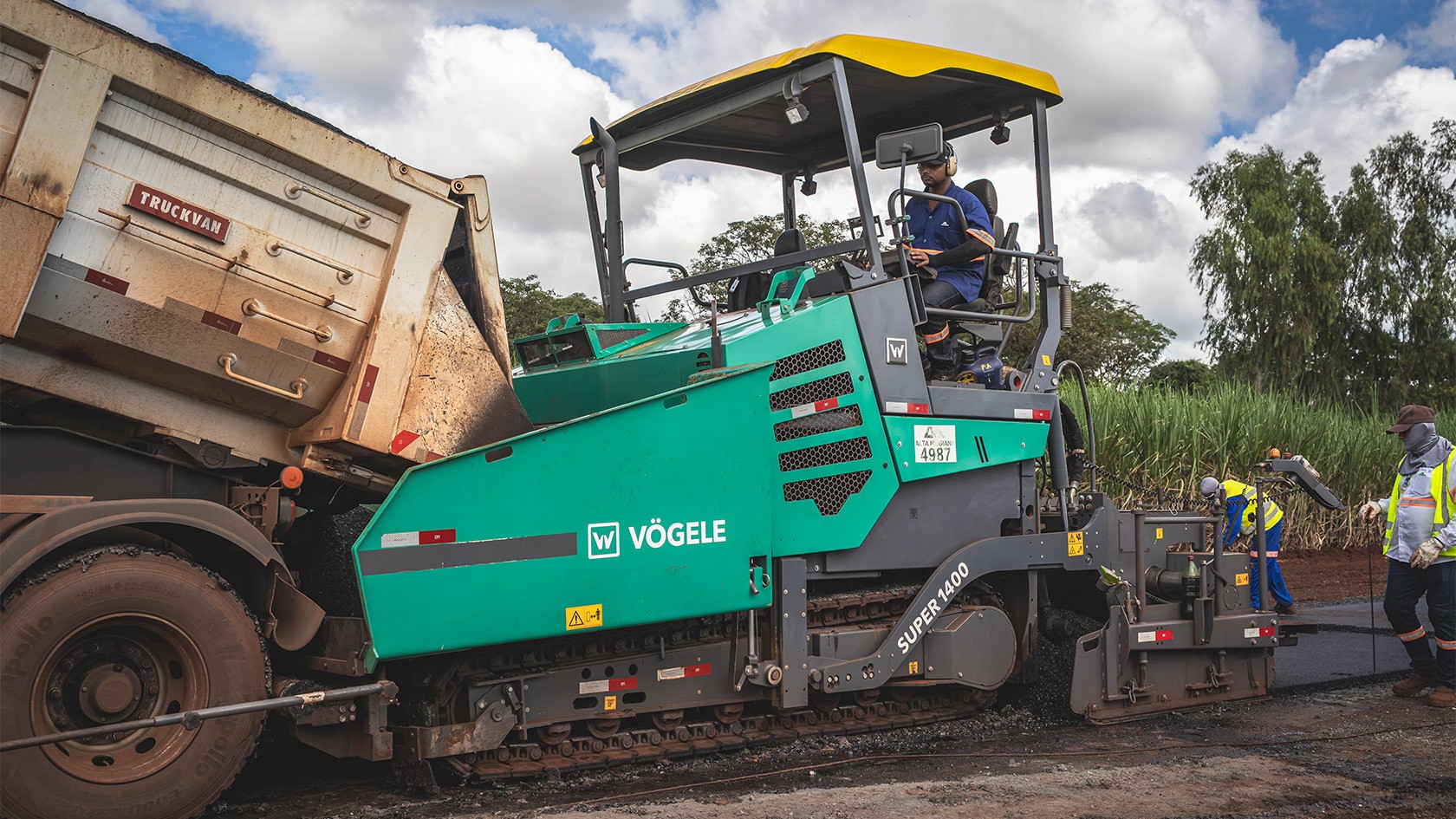 Pavimentadora Vögele, com um caminhão à frente