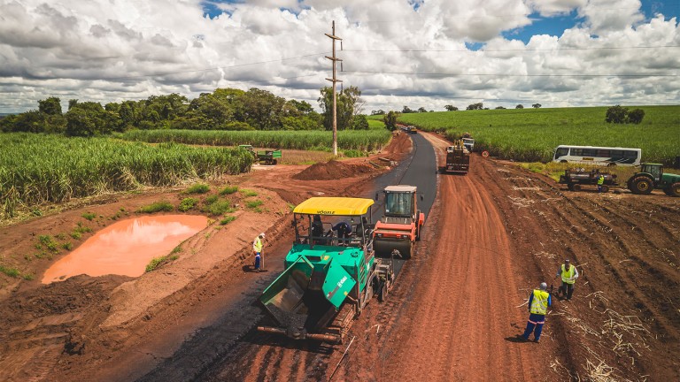Vista da rede rodoviária a ser asfaltada em meio aos canaviais.