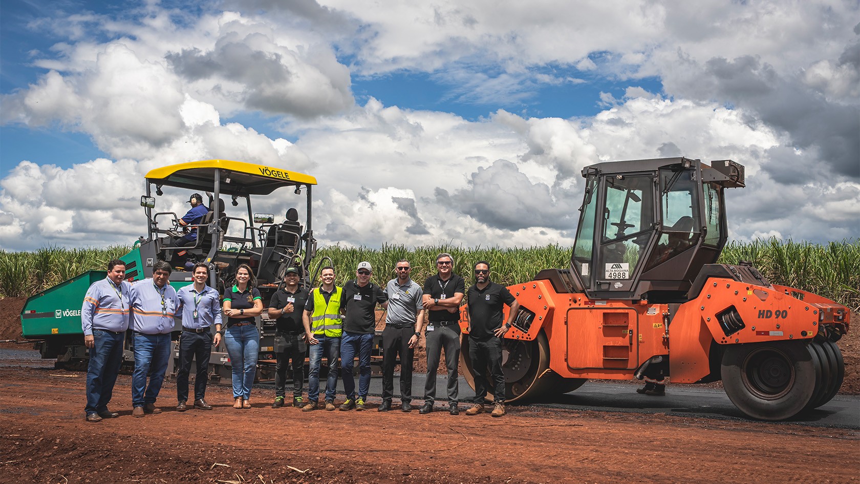 Foto em grupo com a equipe da Wirtgen Group, o parceiro de vendas local Terraverde Máquinas e a Usina Alta Mogiana.