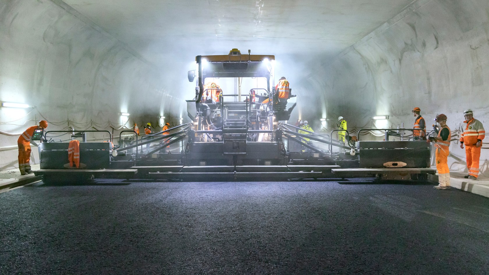Seamless paving job in Switzerland’s widest tunnel featuring the Vögele SUPER 2100-3i paver.