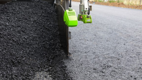 Vue détaillée des palpeurs qui détectent le bord de pose.