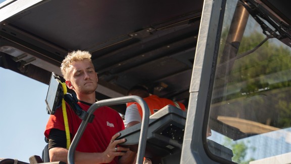 Detailed image of a paver driver with a good view of the carriageway as a result of the pivoting paver operator’s seat.
