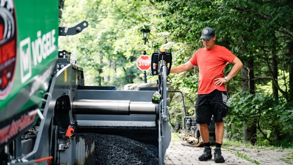Vista delle paratie laterali estensibili della finitrice.