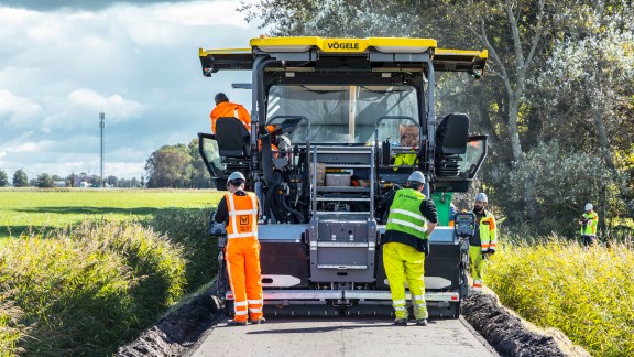SUPER 2100-5i with AB 500 TV screed paving the recycled material.