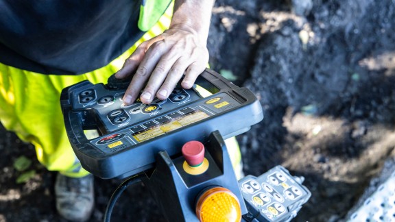 Screed and paver operators’ console of the SUPER 2100-5i