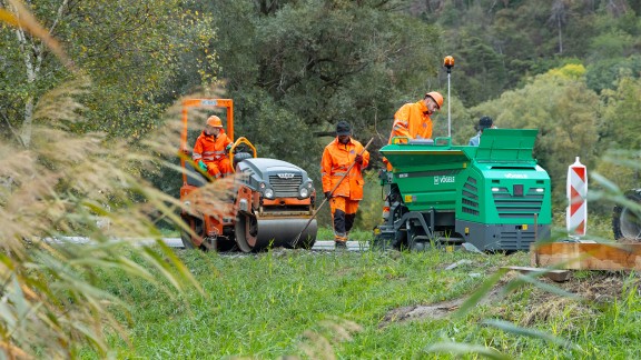 MINI 500 laying asphalt, followed by a Hamm roller
