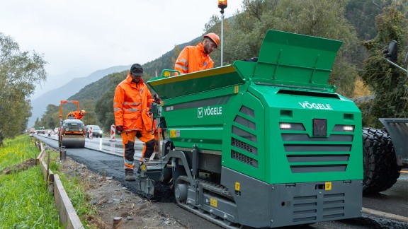 MINI 500 laying asphalt, view from front right