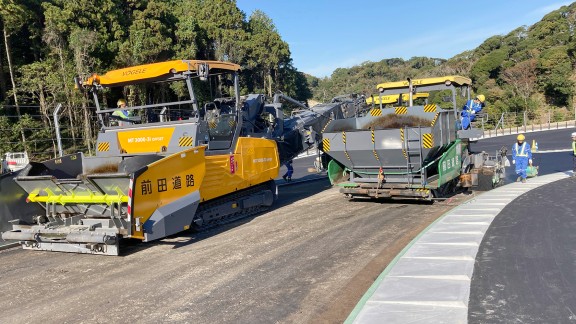 Conical augers mix the asphalt