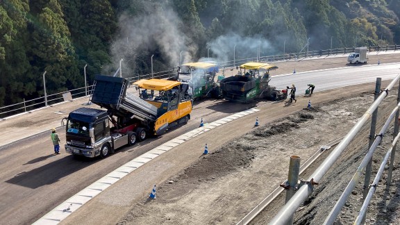 The MT 3000-3i Offset takes hot material from the truck and its conveyor transfers the material to both pavers.