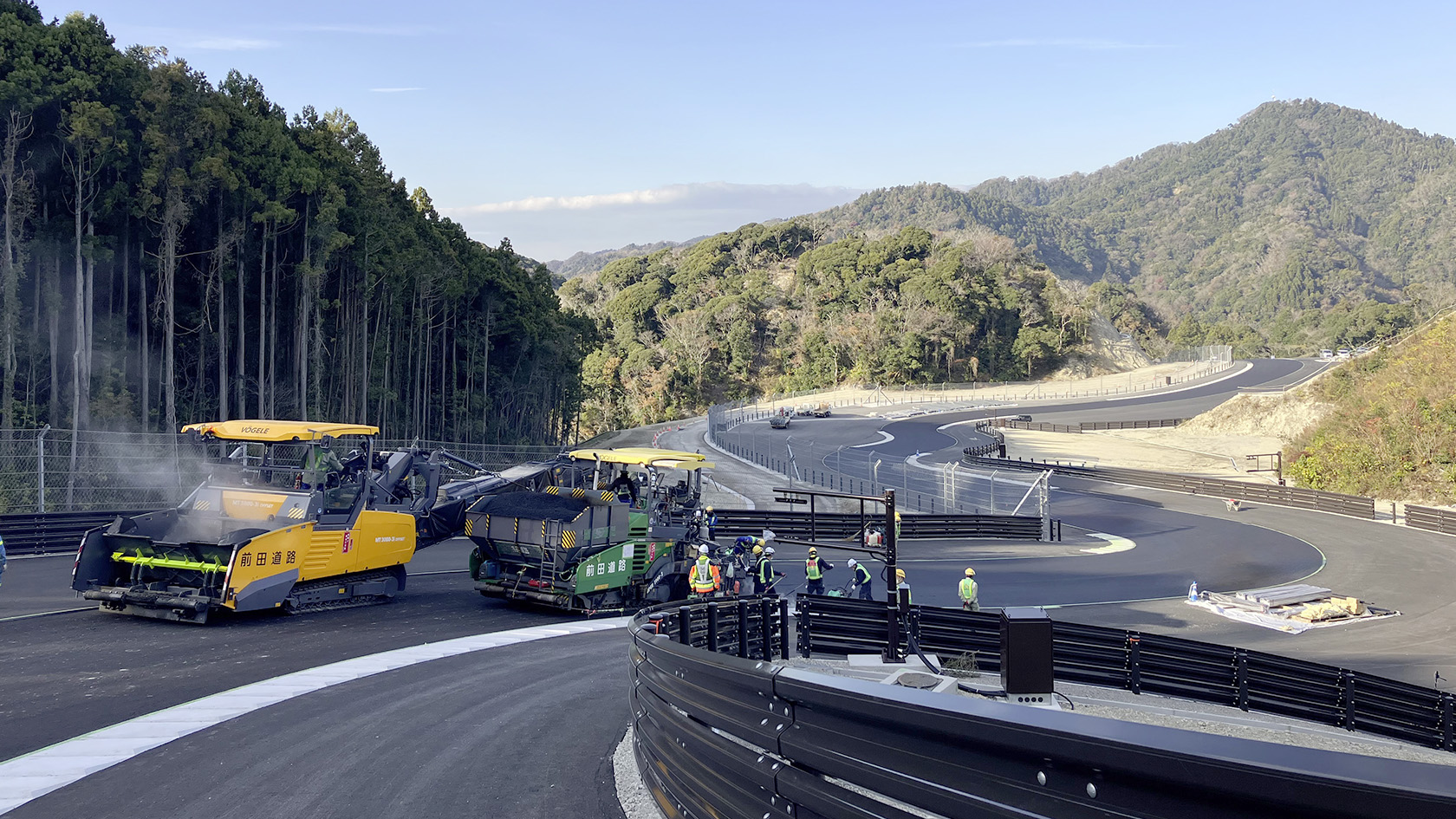 Vögele machines build race circuit in mountains of Japan