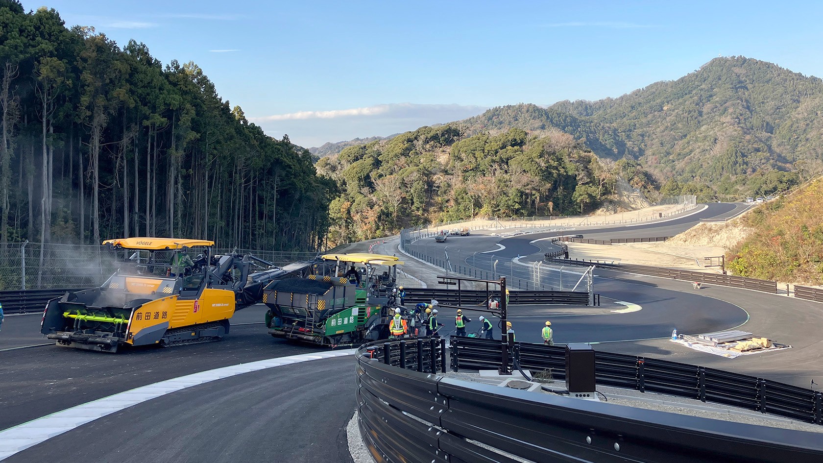 Vibroacabadoras Vögele construindo uma pista de corrida nas montanhas do Japão
