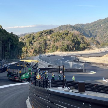 Vögele machines build race circuit in mountains of Japan