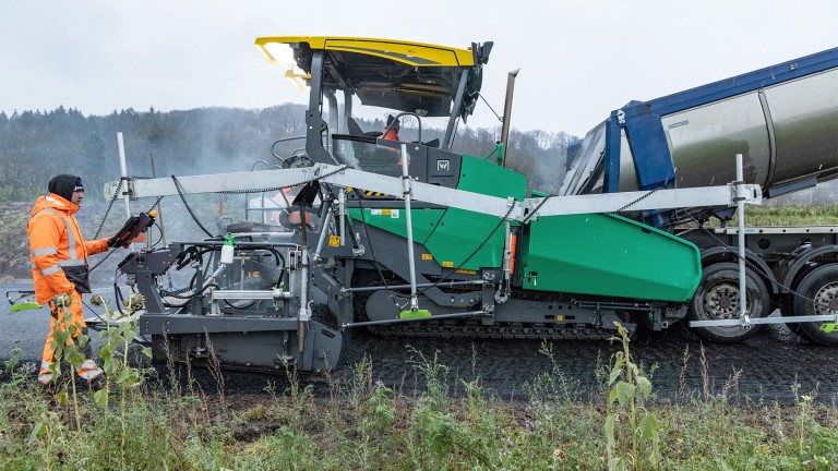 Side view of a Vögele paver with Big MultiPlex Skis mounted as a levelling system.