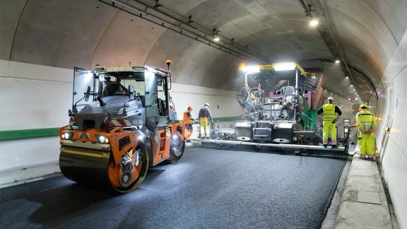 In the tunnel: a Hamm roller in the foreground and the great manœuvrability and power of the SUPER 1803-5 X