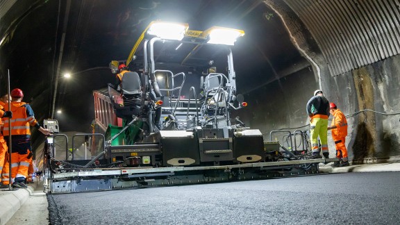 Focus on the extending screed of the SUPER 1803-5 X