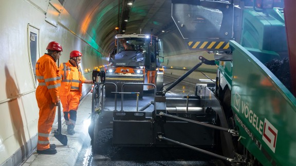 SUPER 1803-5 X working in the tunnel, two workers standing to one side.
