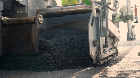 Vue détaillée de l’extension de la table VR 600, montée à l’arrière, sur la table de base.