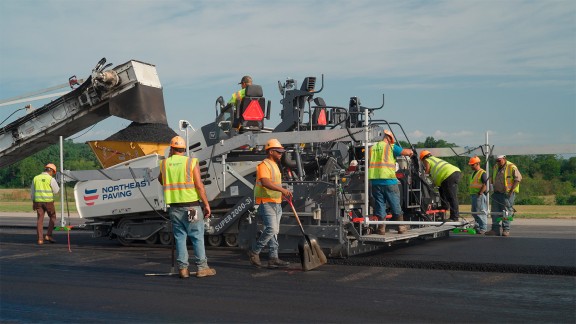 Vue latérale du SUPER 2000-3i, la trémie réceptrice pleine juste derrière.