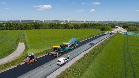 WITOS Paving Docu helps pave asphalt at a height of 70 metres on the Aftetal Bridge in Bad Wünnenberg in the Sauerland region of Germany.