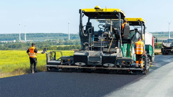 WITOS Paving Docu helps pave asphalt at a height of 70 metres on the Aftetal Bridge in Bad Wünnenberg in the Sauerland region of Germany.