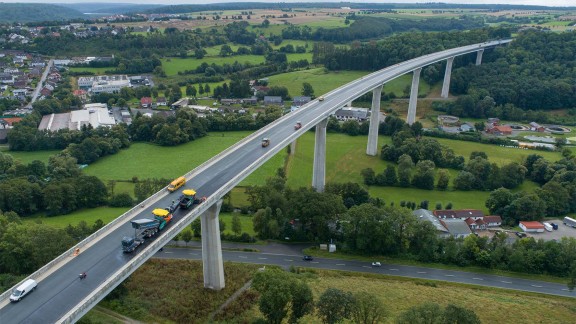 The wind was always blowing on the bridge construction site above the Aftetal valley, reducing the window for both paving and compaction.