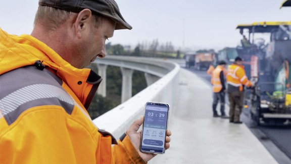 The Vögele Jobsite Temp app means that paving crews always have an eye on paving temperature and can record it - for the client, for example.