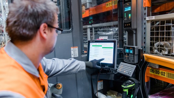 Order picking is controlled via cutting-edge displays