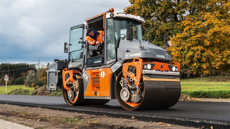 Rouleau série HX avec Smart Compact lors du compactage d'une chaussée