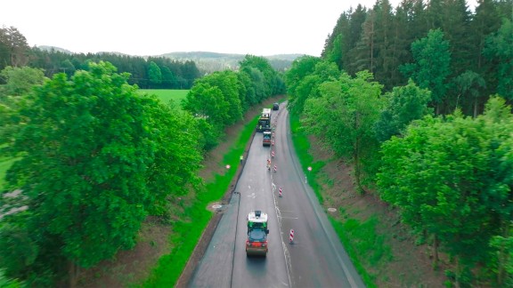A dark map with the Wirtgen Group logo and the video title: Using Smart Doc while paving low-temperature asphalt in Grafenkirchen.