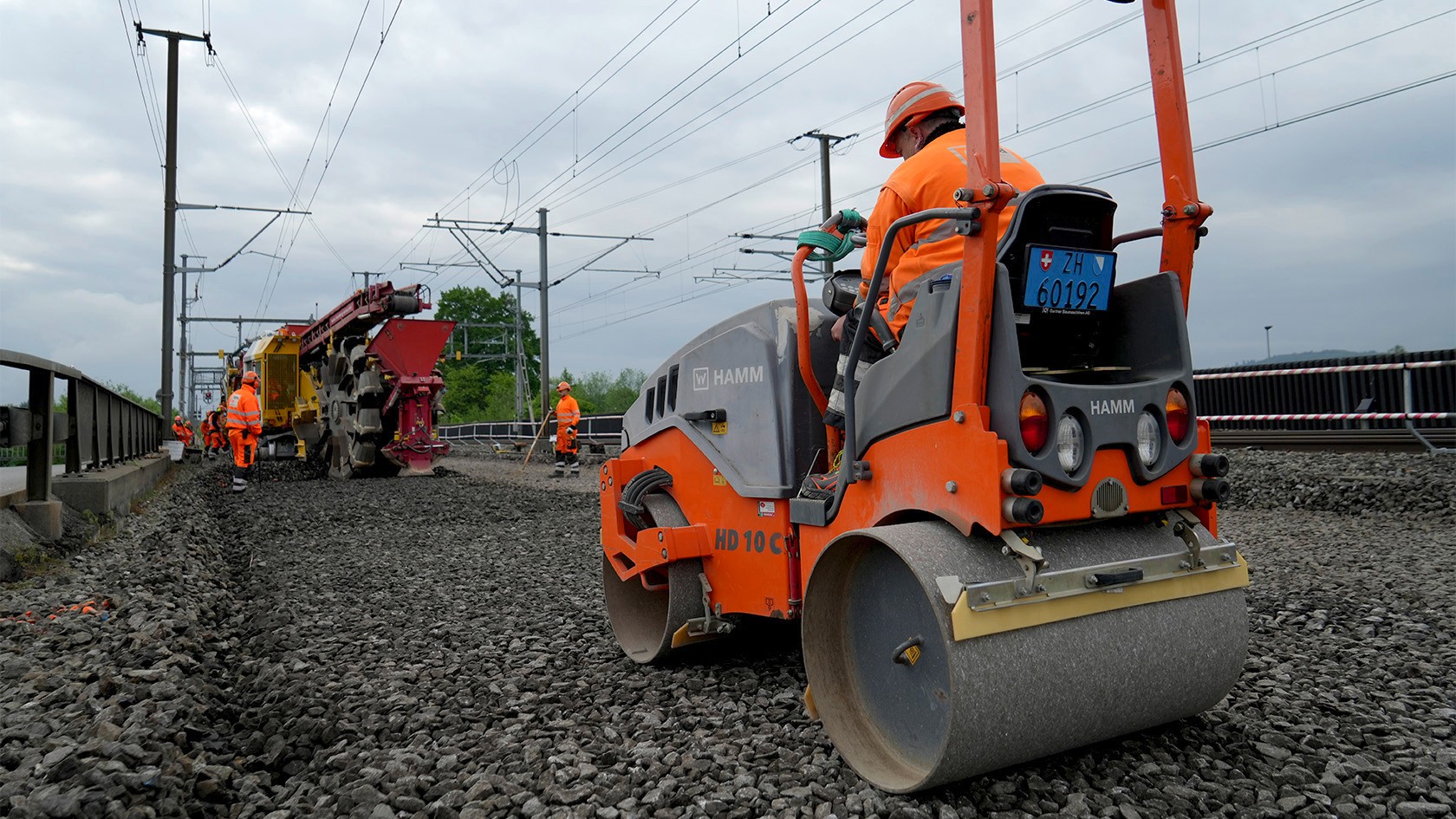 Compacting ballast on the railroad with the HD 10C VV
