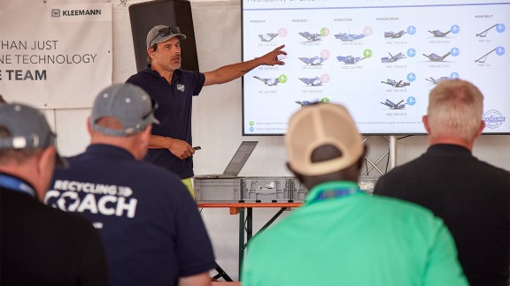 Um grupo de participantes assistindo a uma palestra.