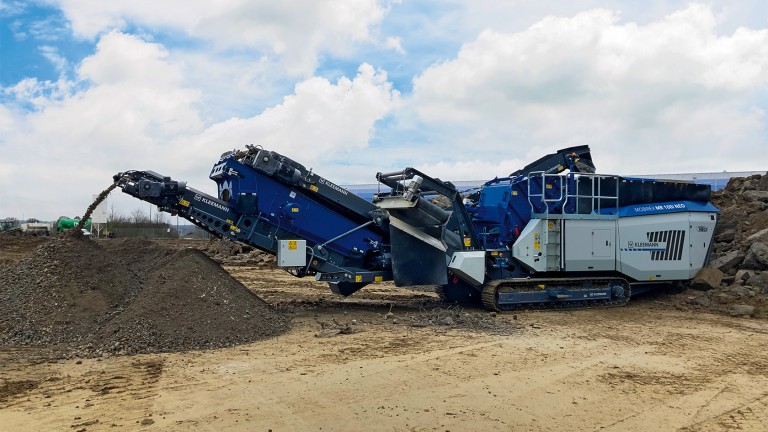 MR 100i NEO in the quarry - side view.