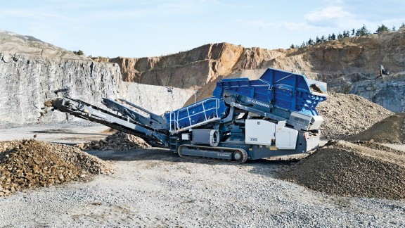 Screening plant sorts natural material