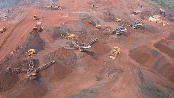 Bird’s eye view of an opencast iron ore mine in which several Kleemann plants can be seen.