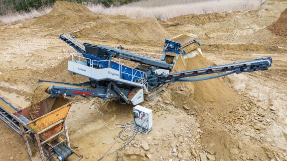 Side view of a MOBISCREEN MSC 703 EVO in action in a sand pit.
