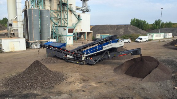 MOBISCREEN MSC 952 EVO processing material for asphalt production.