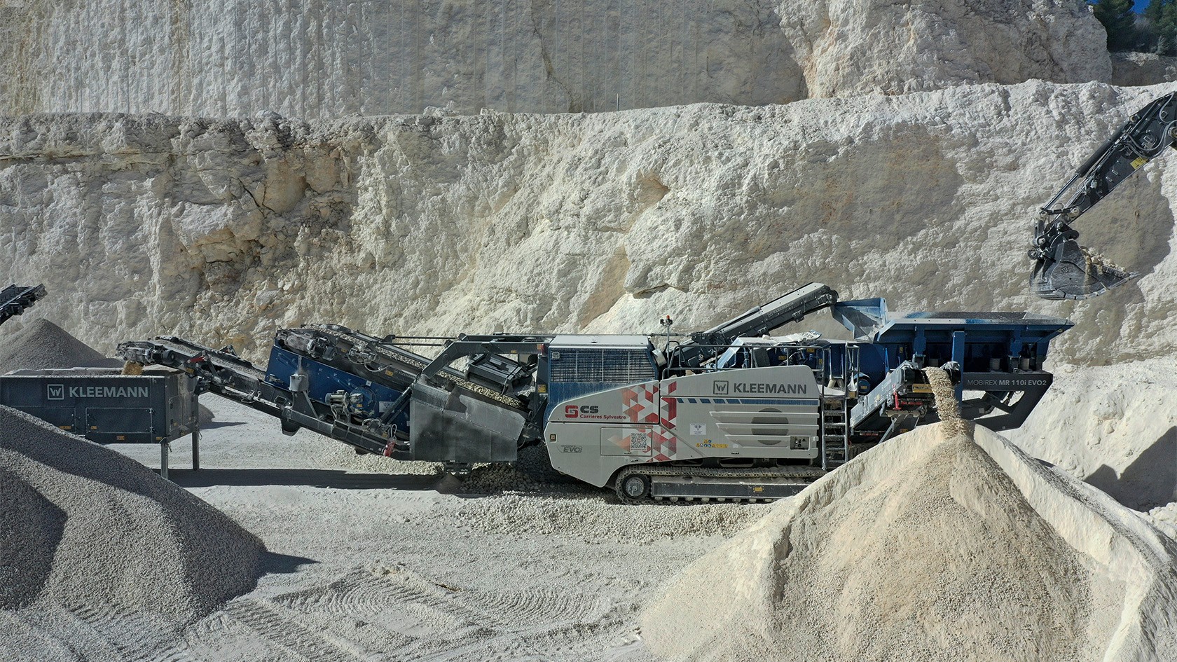 Bir MR 110i EVO2 Fransa'daki bir taş ocağında malzeme kırıyor