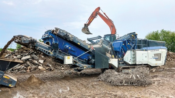 Un frantoio mobile dotato di un magnete separa il ferro dal resto dei detriti di costruzione.