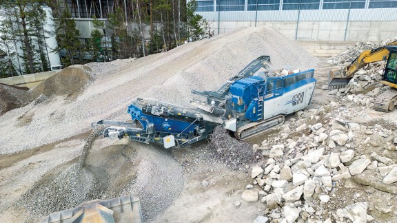 Un frantoio mobile dotato di un magnete separa il ferro dal resto dei detriti di costruzione.