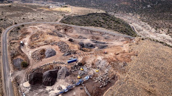 Bird’s eye view of the Kleemann plants in the quarry in Utah against the backdrop of a barren, mountainous landscape