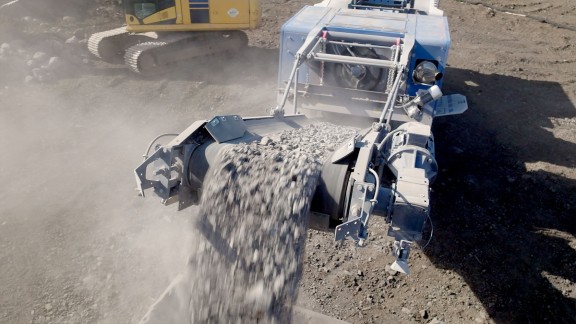 MC 110i EVO2, view of the belt conveyor with crushed material from above