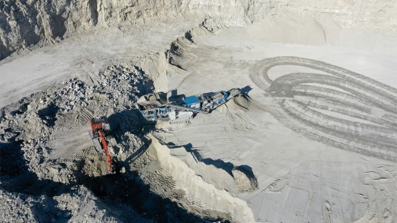 Bird’s eye view of a Kleemann plant in the sun-drenched quarry.
