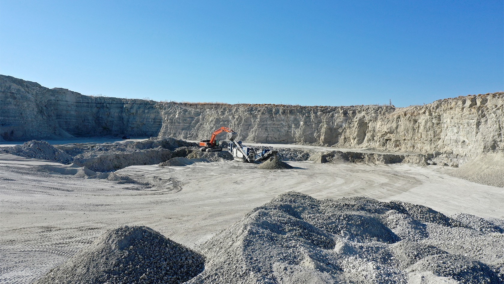 A Kleemann plant stands in bright sunshine in the quarry.